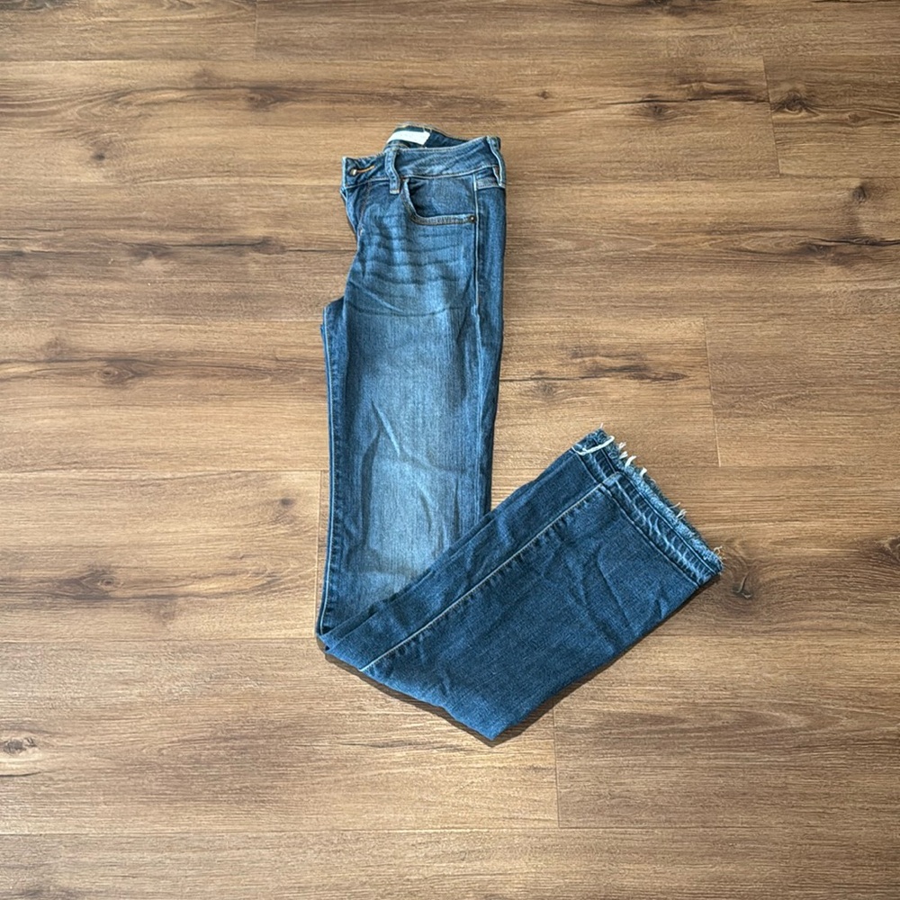 Woman's Hidden Boot Cut Jeans with Frayed Hem. Size 25